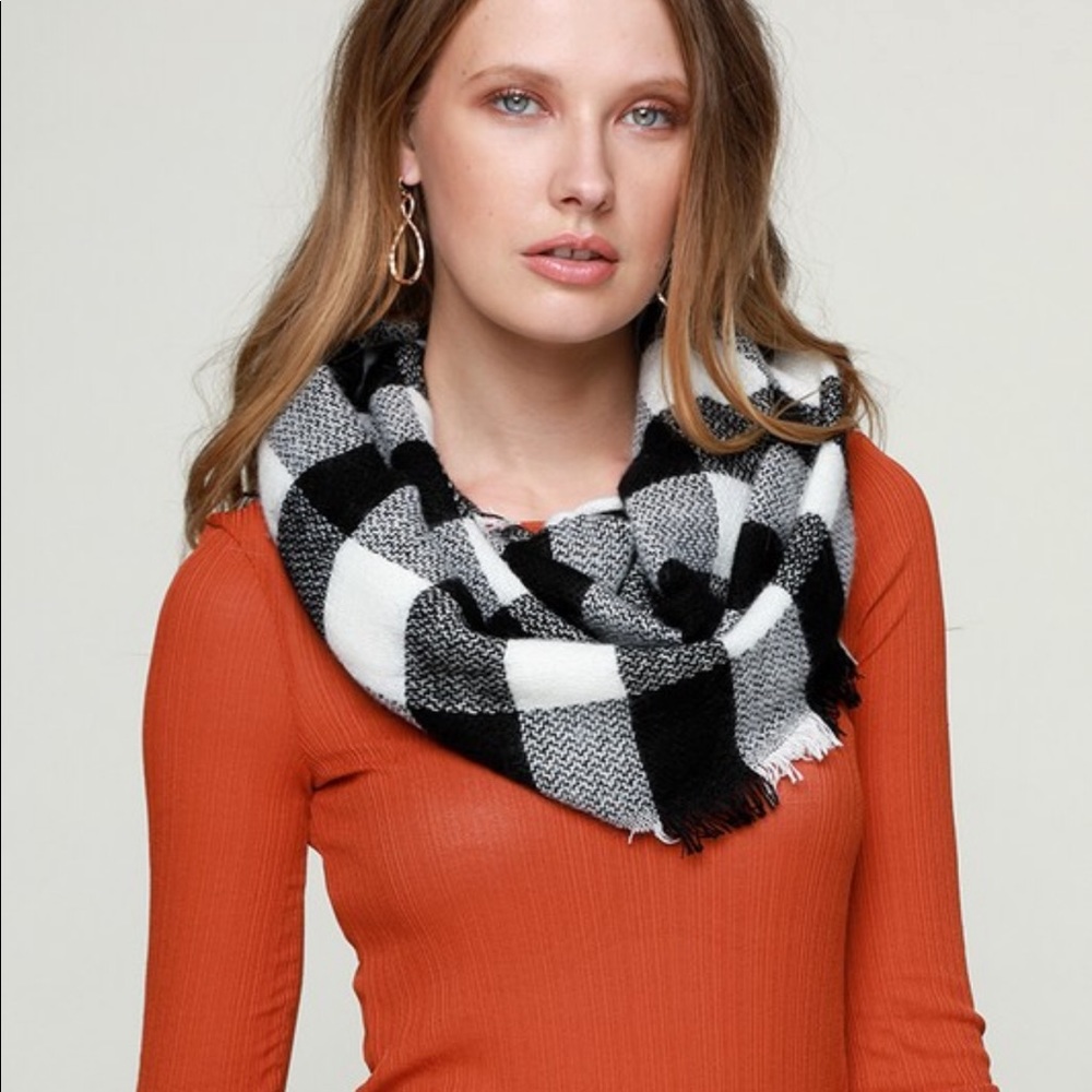 •LAST 1• Jocelyn B&W Buffalo Check Infinity Scarf - Picture 2 of 4